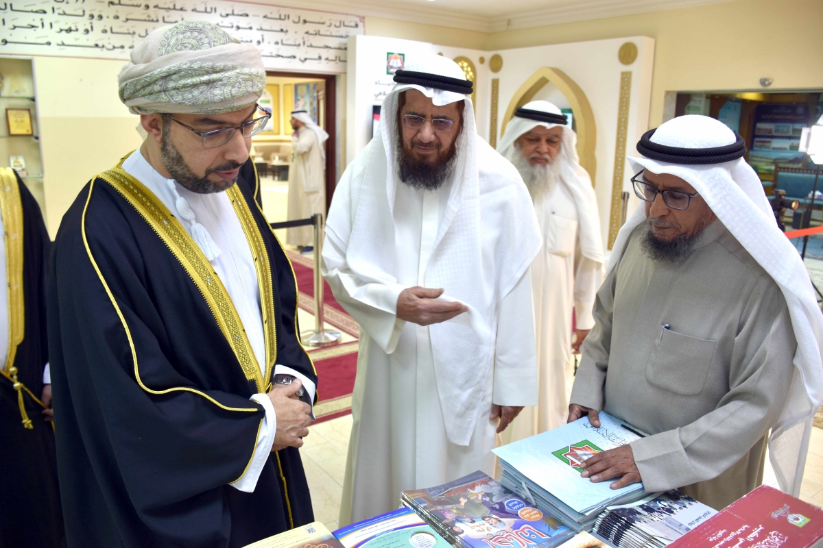 السفير العماني يطلع على إصدارات الجمعية 