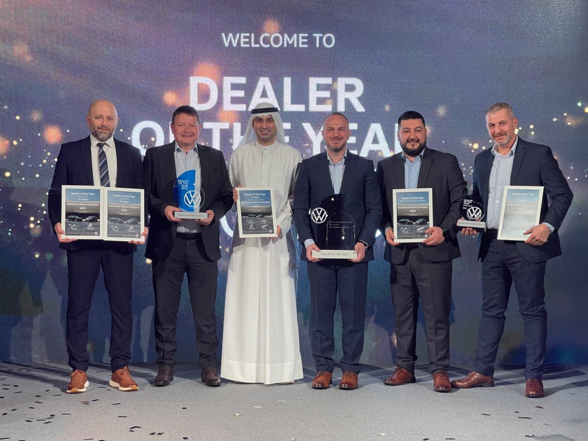 عبدالمحسن علي بهبهاني يتوسط فريق إدارة «فولكس واجن»