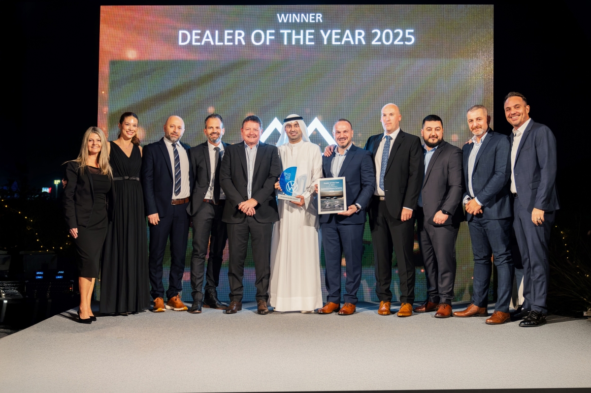 صورة جماعية يتوسطها عبدالمحسن علي بهبهاني وكالوم بوتملي وماهر عيسى