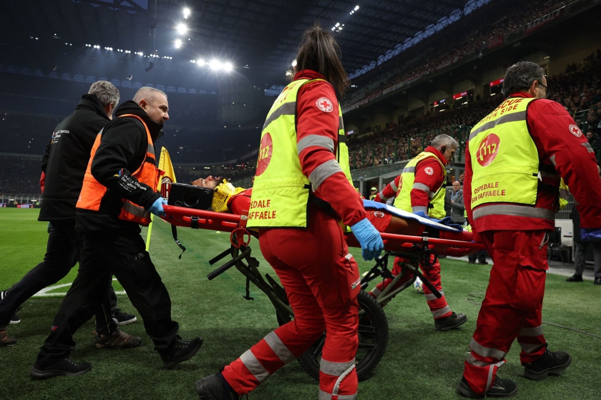 روبن لوفتوس-تشيك يخرج على حمالة بعد تعرضه للإصابة