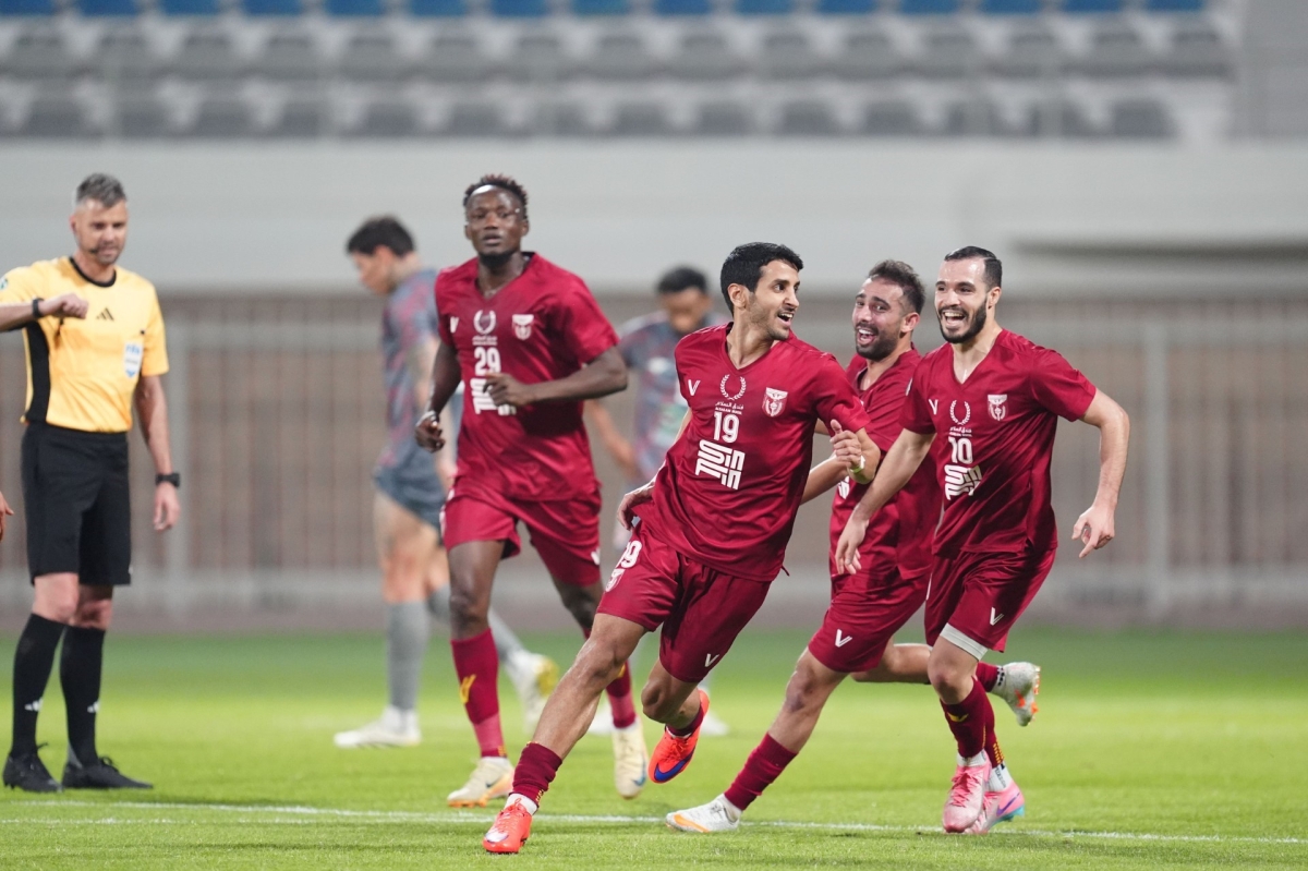 لاعب «العنابي» طلال جازع يحتفل بهدفه مع زملائه