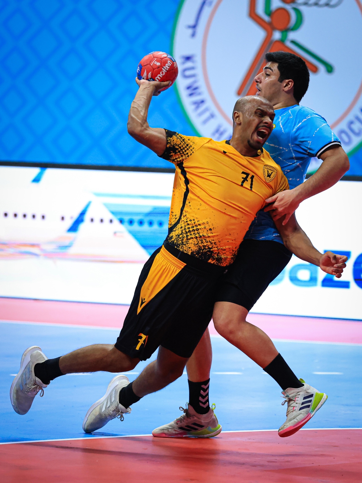 لاعب القادسية مصوباً على مرمى السالمية