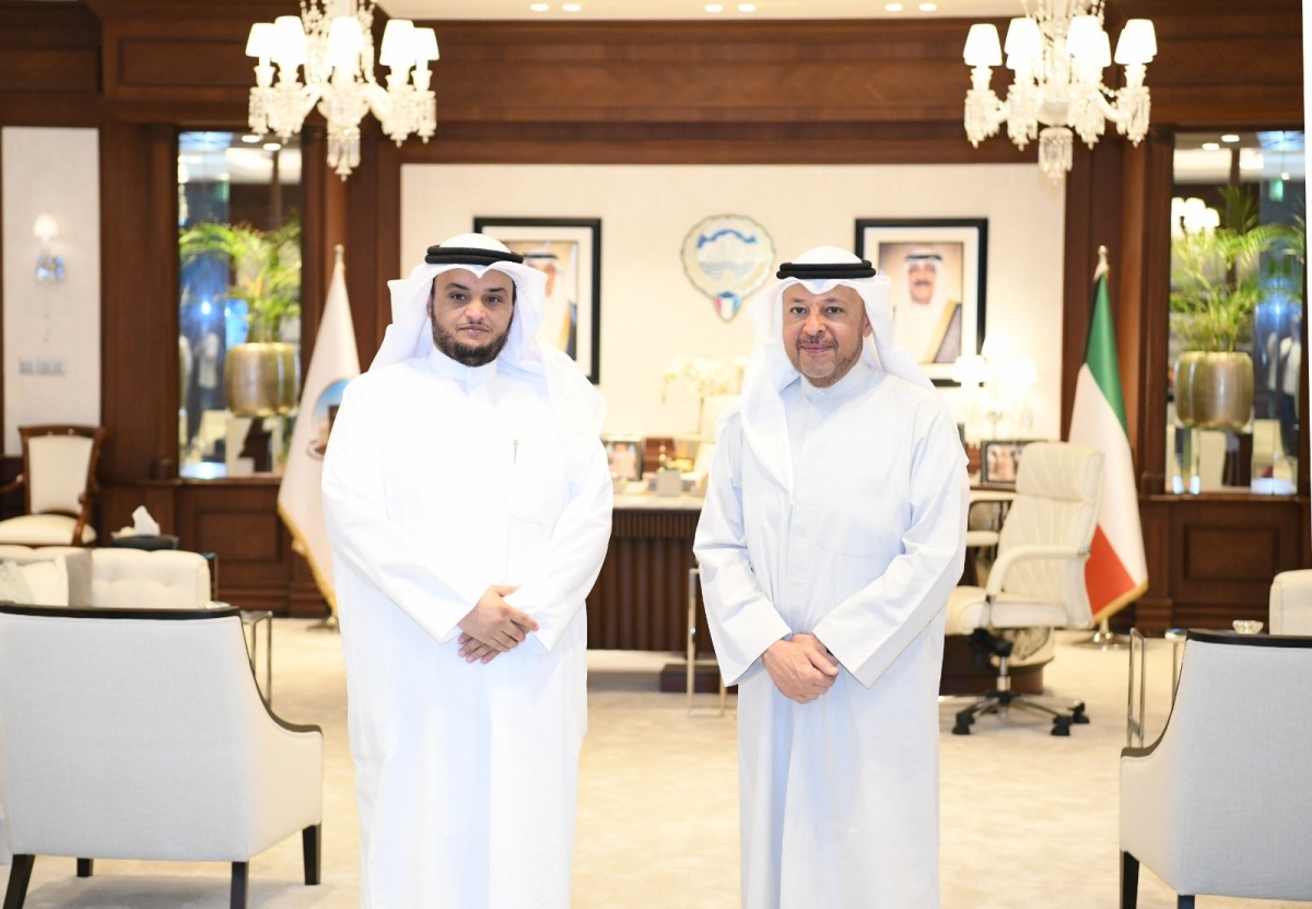  محافظ الفروانية خلال استقباله المطيري