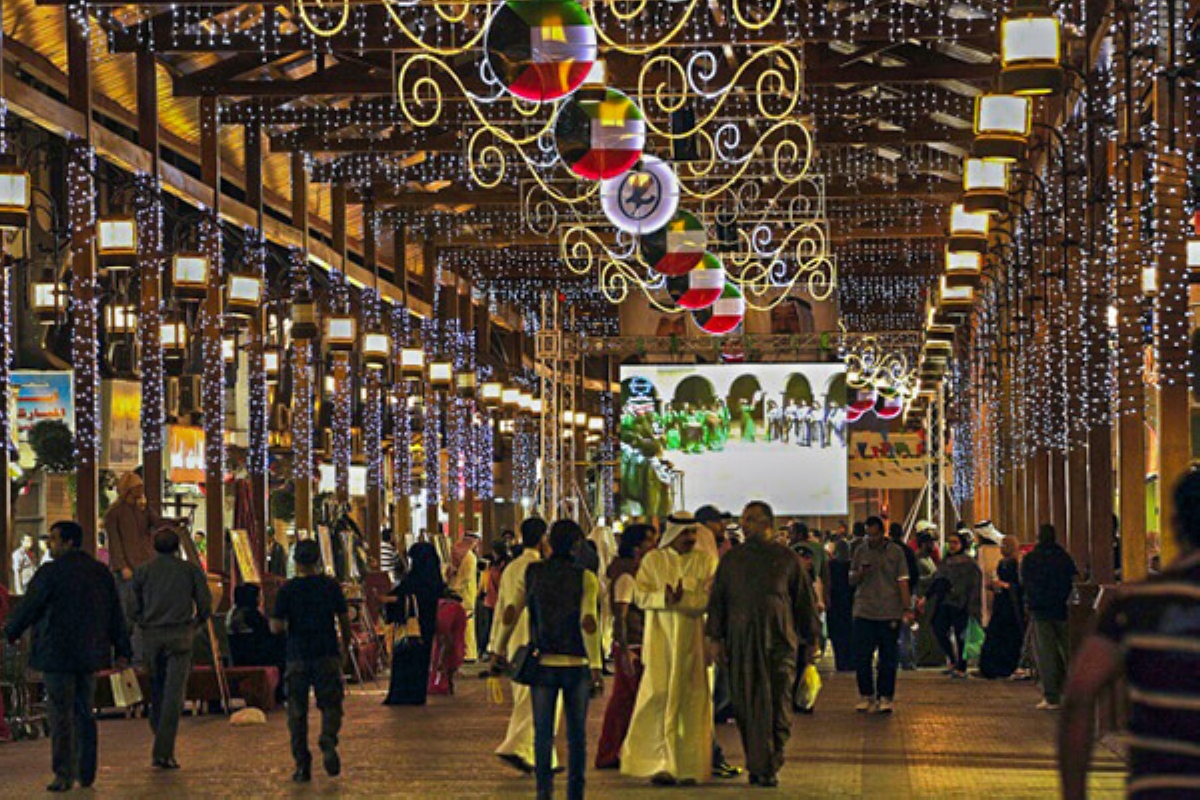 إضاءات سوق المباركية في الوقت الحالي