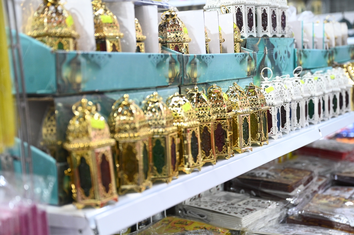 فوانيس رمضان حاضرة   (تصوير نايف العقلة)