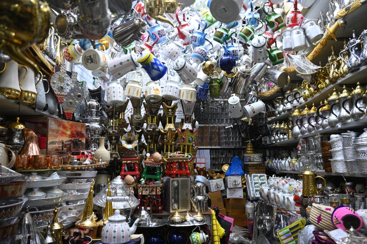 أحد المحال يكتظ بالأواني المنزلية 