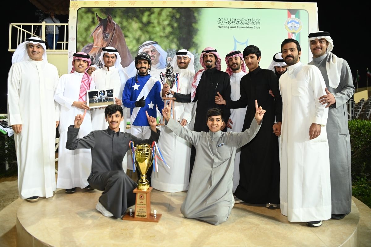 الرومي والمباركي يسلمان الكأس