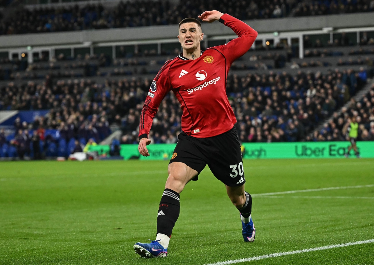  بنجامين شيشكو محتفلاً بهدفه في مرمى إيفرتون (أ ف ب)