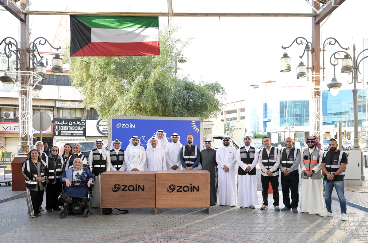 مسؤولو«زين» وفريقها التطوعي مع مسؤولي بنك الطعام في المباركية 