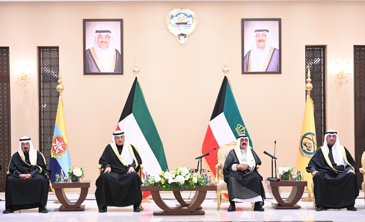 صاحب السمو لدى زيارته إلى وزارة الدفاع بحضور سمو ولي العهد وسمو رئيس الوزراء ووزير الدفاع