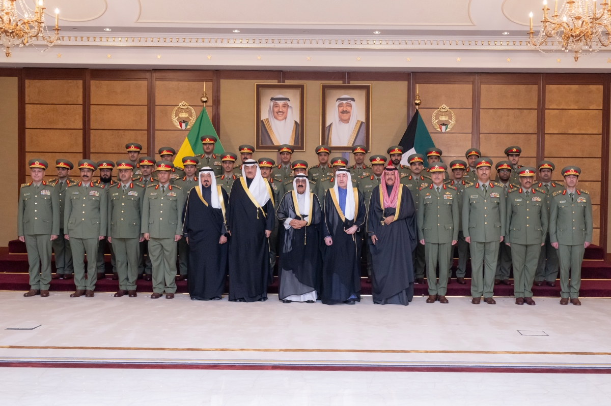 صاحب السمو متوسطاً سمو ولي العهد ورئيس الوزراء ورئيس الحرس الوطني ونائبه ووكيل الحرس وكبار الضباط