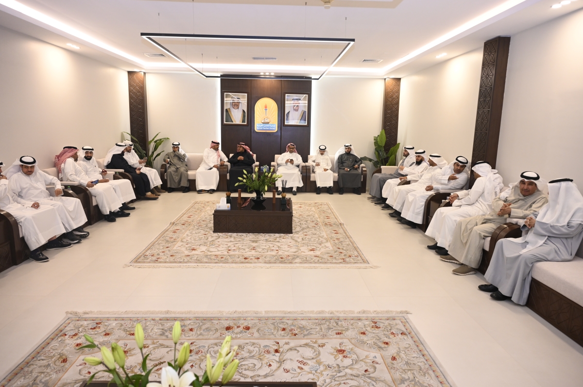 من استقبال المعلمين في ديوان الجمعية (تصوير سعود سالم)