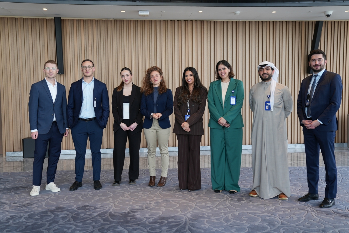  الصقر ومريم النصرالله مع مسؤولين في «بلج آند بلاي»