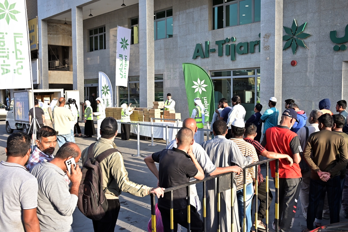 جانب من عملية توزيع الإفطارات 