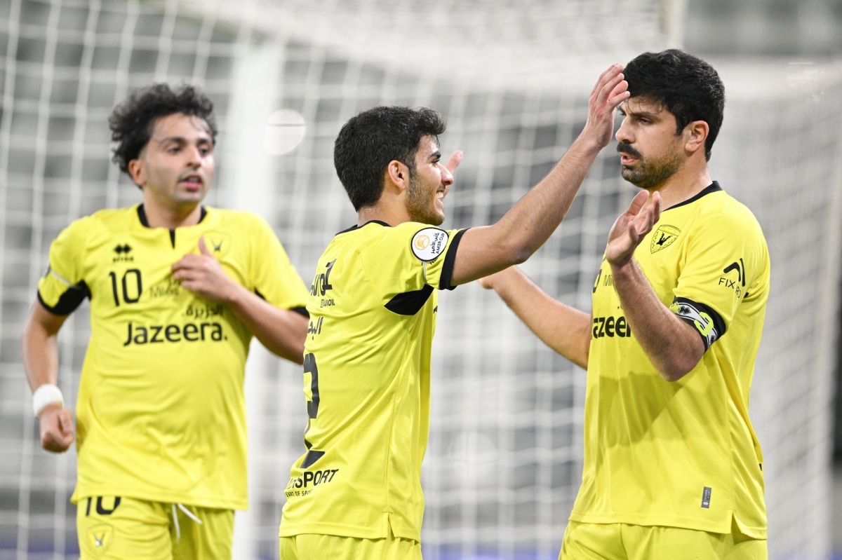 لاعبا القادسية أحمد اليحيى ومبارك الفنيني يهنئنان خالد إبراهيم بهدفه