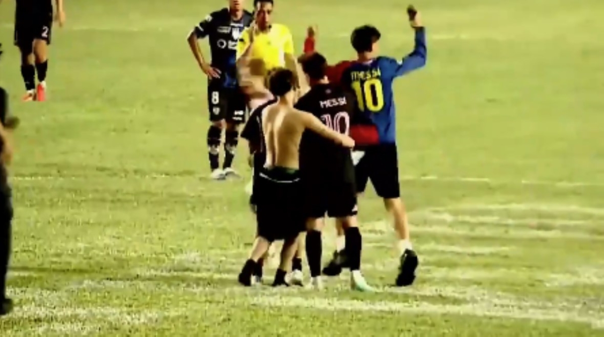 مشجع ممسكاً بميسي