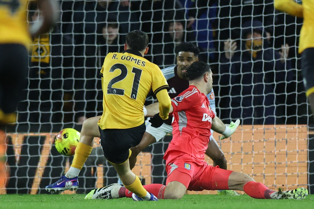  رودريغو غوميش مسجلاً في مرمى أستون فيلا (أ ف ب)