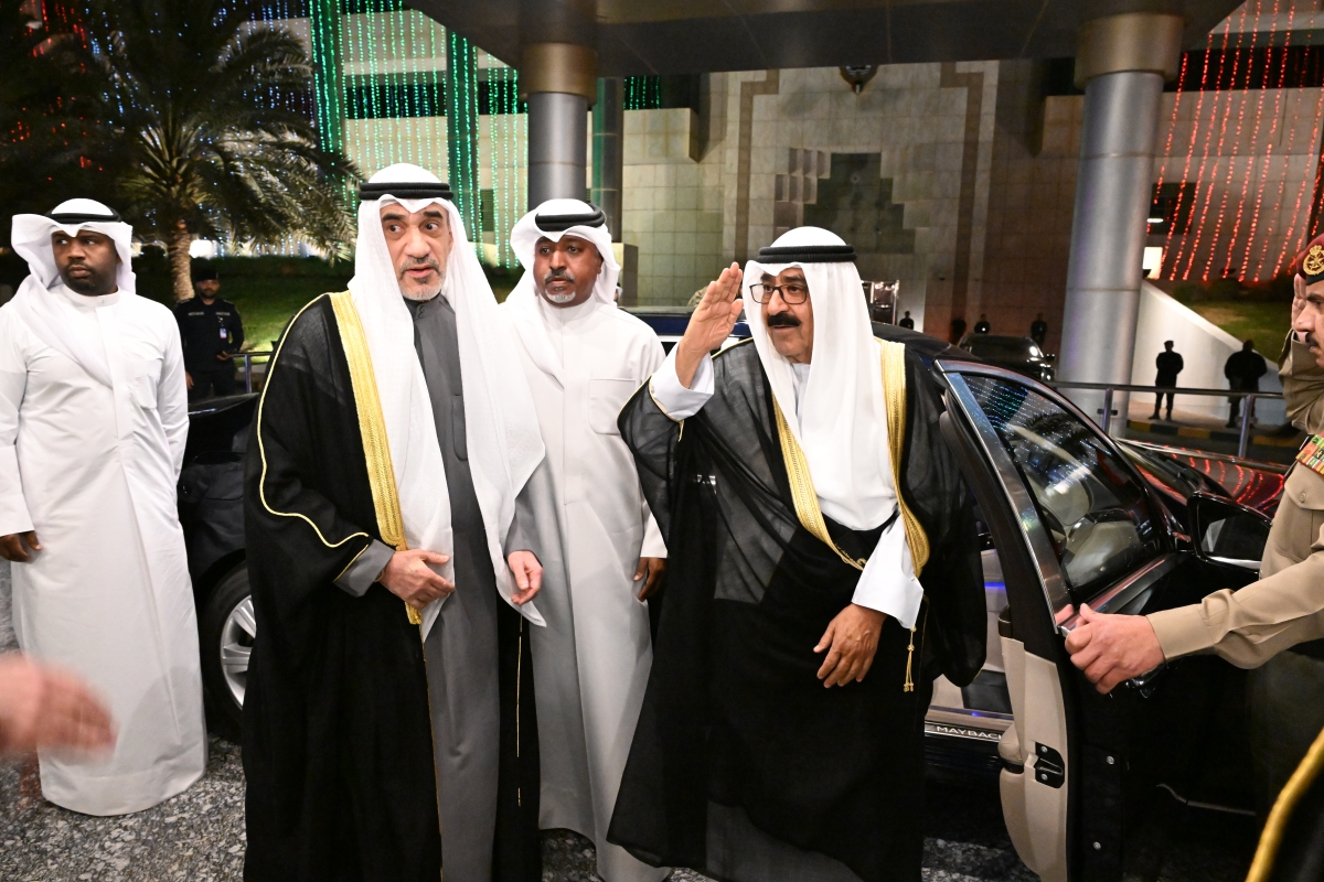 صاحب السمو لدى وصوله إلى وزارة الداخلية وفي استقباله النائب الأول