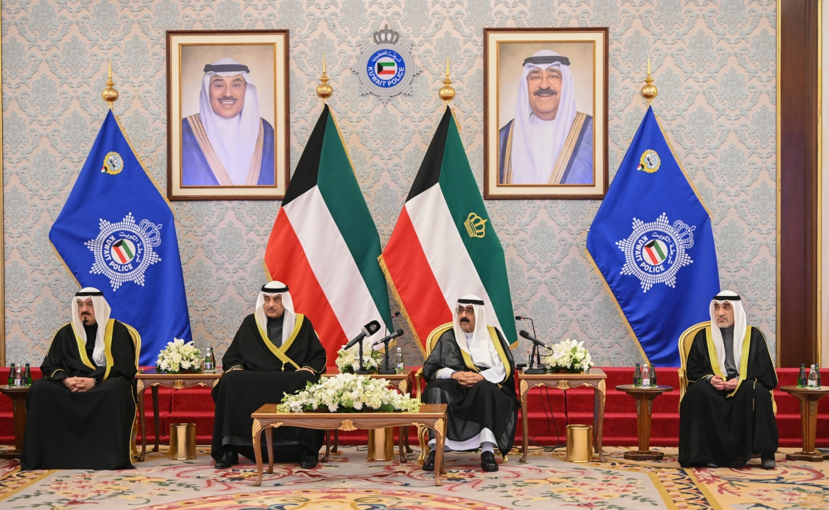 سمو الأمير متوسطاً ولي العهد ورئيس الوزراء والنائب الأول خلال الزيارة