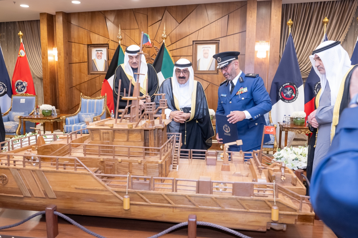 سمو الأمير يستمع إلى شرح خلال الزيارة