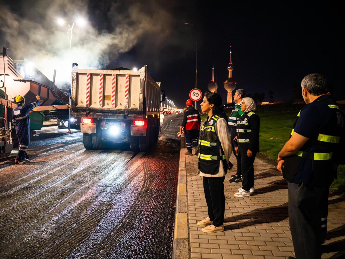 وزيرة الأشغال خلال متابعتها صيانة الطرق