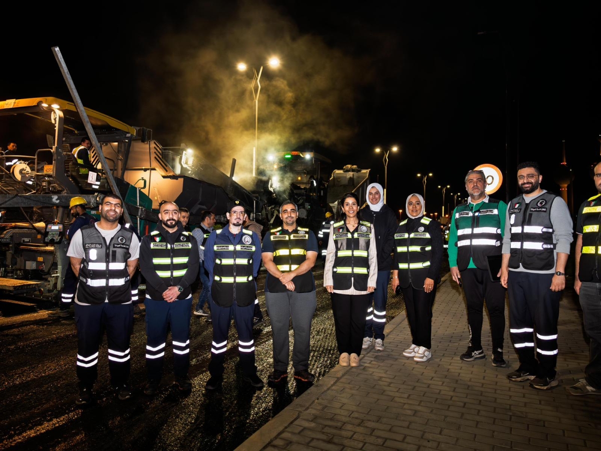 المشعان وعدد من مهندسي الأشغال خلال أعمال الصيانة