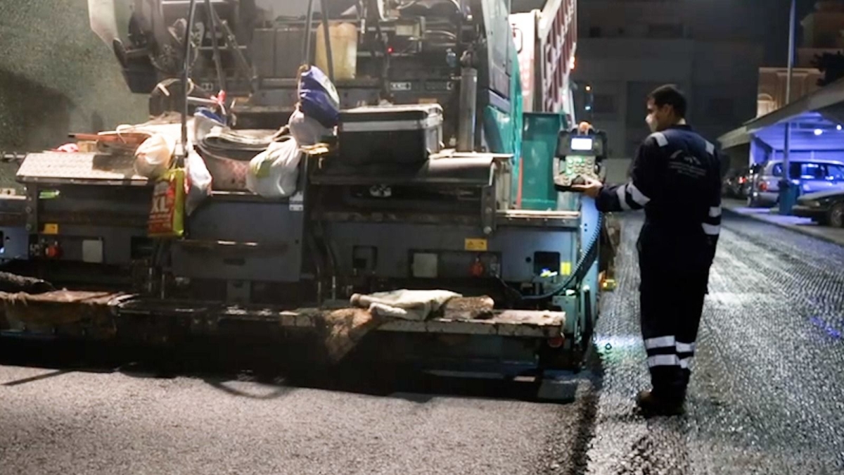 جهود جبارة للانتهاء من سفلتة الطرق