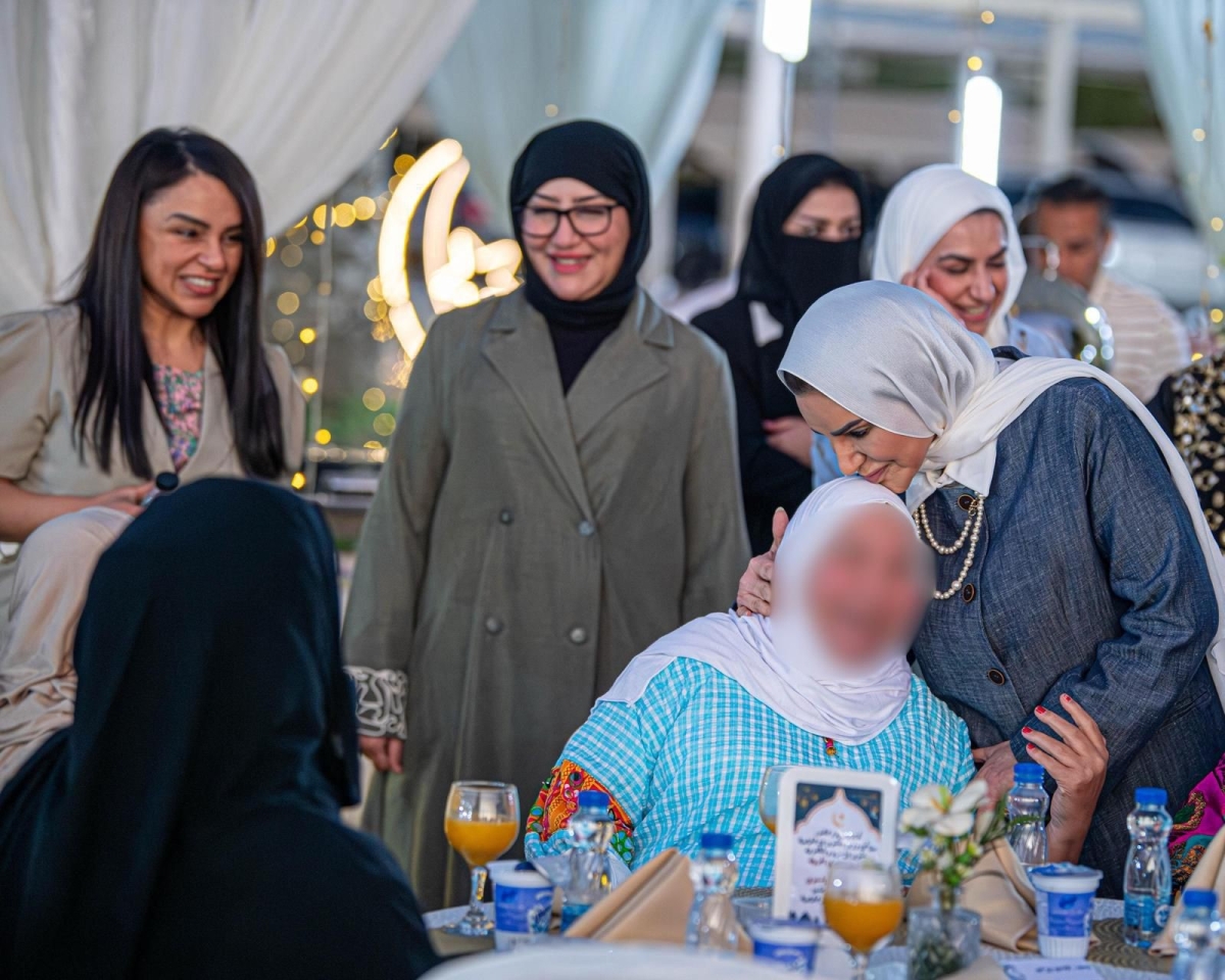 وزيرة الشؤون تقبل إحدى نزيلات دار الرعاية 