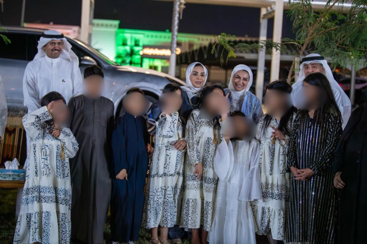 الحويلة في لقطة جماعية مع عدد من الأطفال 