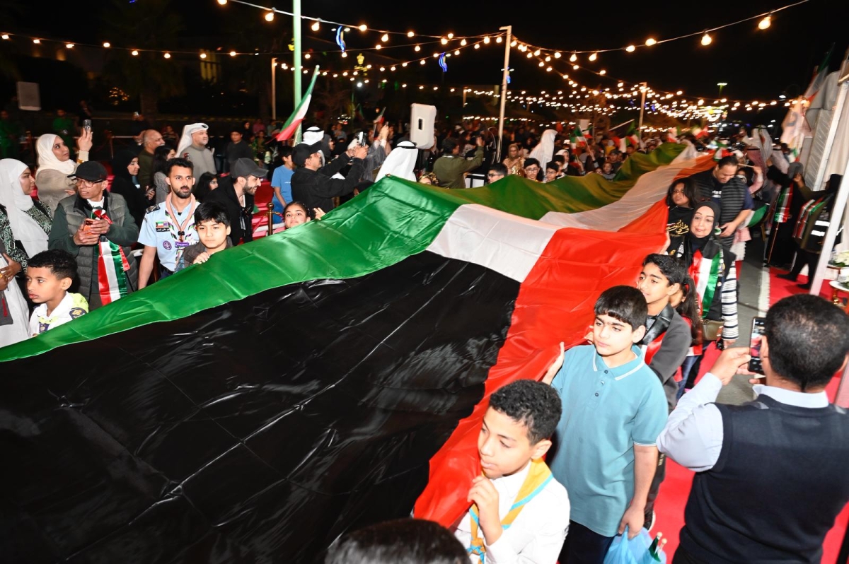الأطفال يرفعون علم الكويت خلال المسيرة 