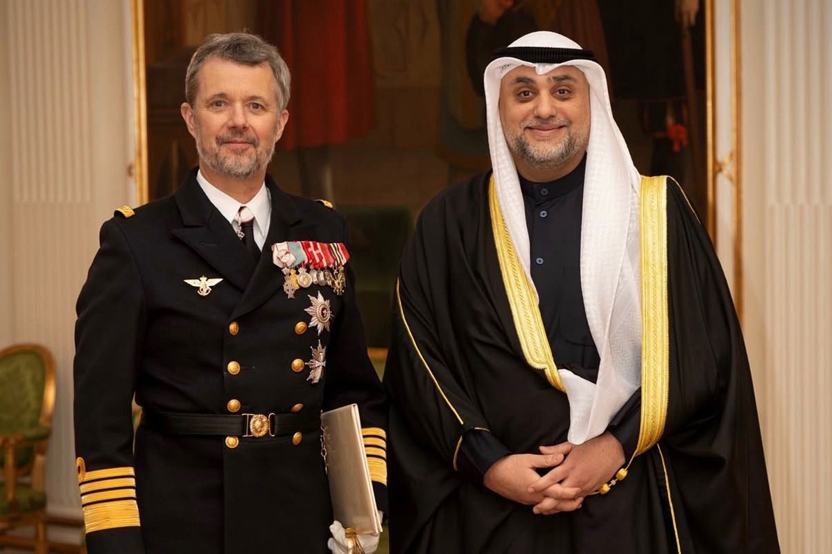 الملك فريدريك العاشر مستقبلاً السفير محمد حياتي