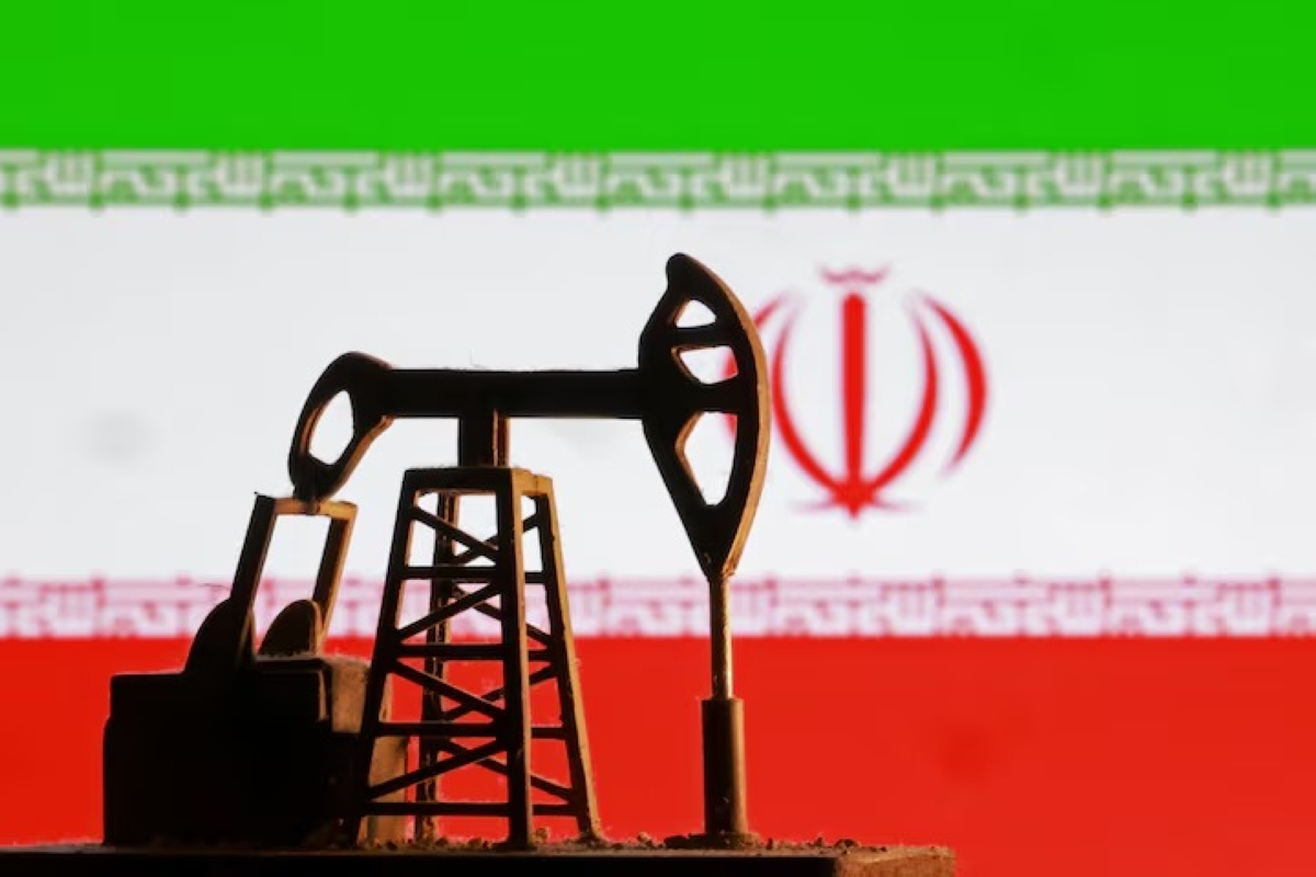 مضخة نفط أمام العلم الإيراني (رويترز)