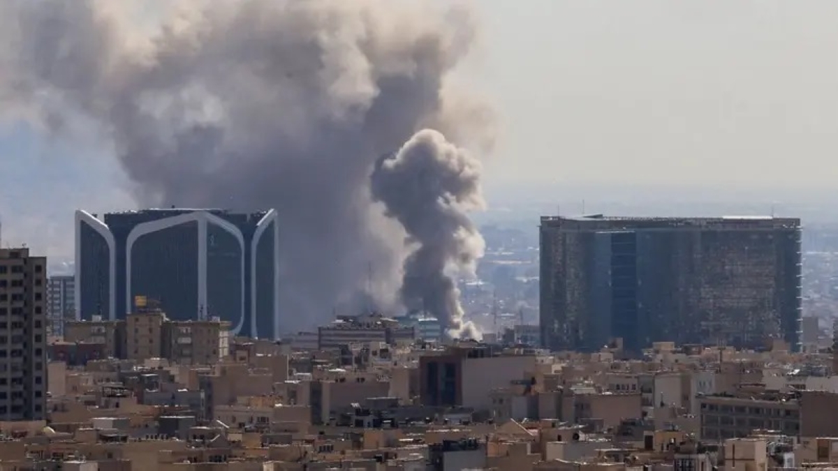 دخان القصف على طهران