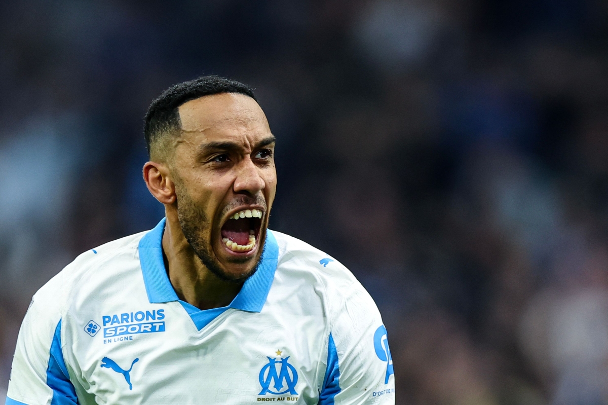 بيار-إيمريك أوباميانغ محتفلاً بهدفه (أ ف ب)