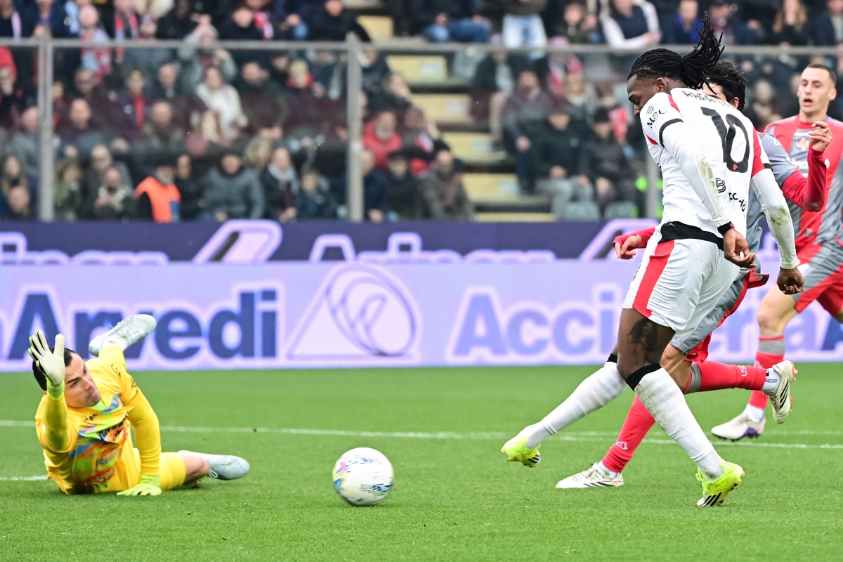 رافائيل لياو مسجلاً في مرمى كريمونيزي (أ ف ب)