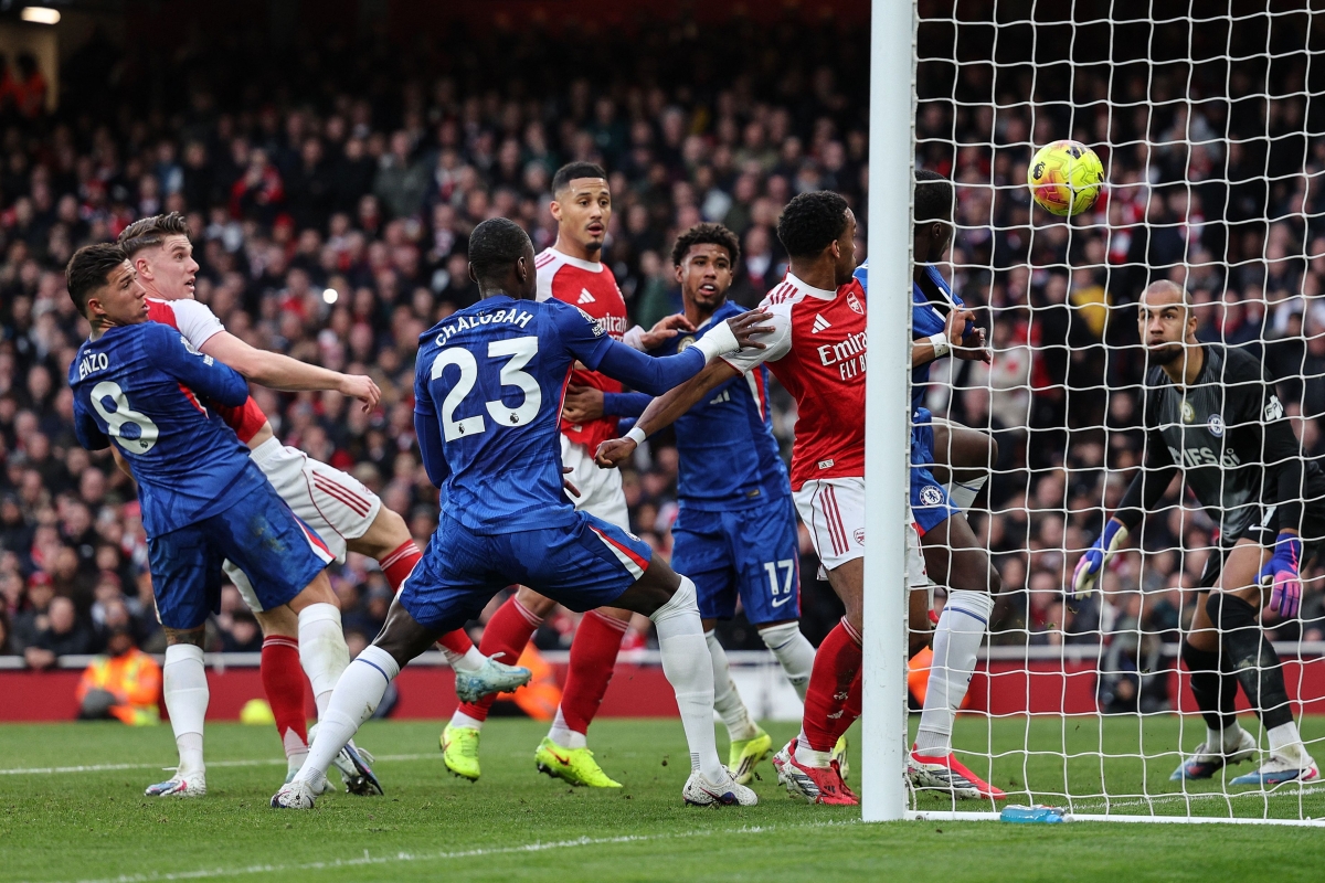 وليام صليبا مسجلاً في مرمى تشلسي (أ ف ب)