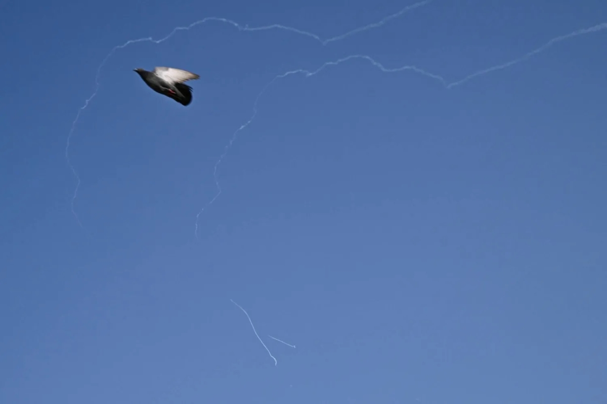 آثار اعتراض صاروخ إيراني في سماء دبي (أ ف ب)