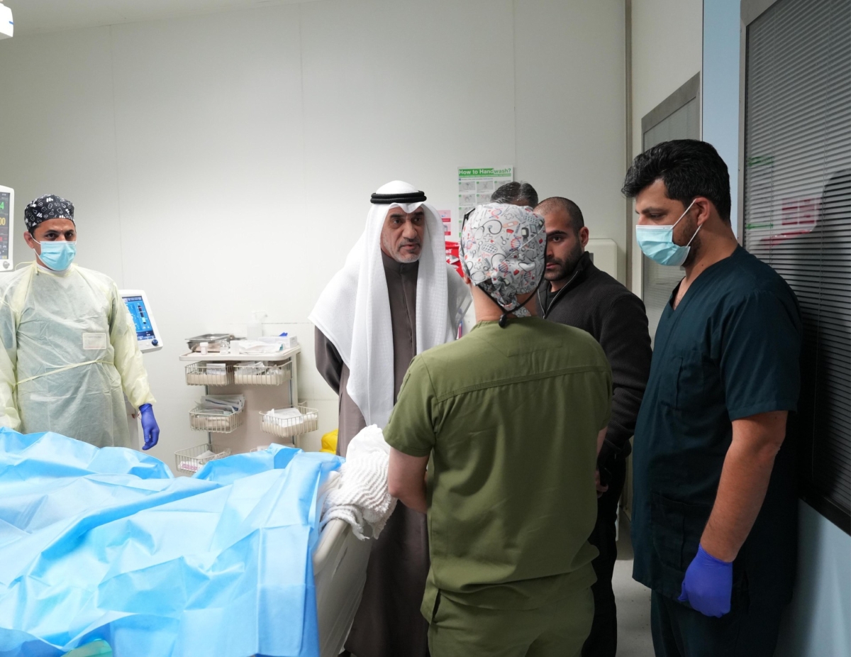 اليوسف لدى زيارته المصابين في مستشفى العدان