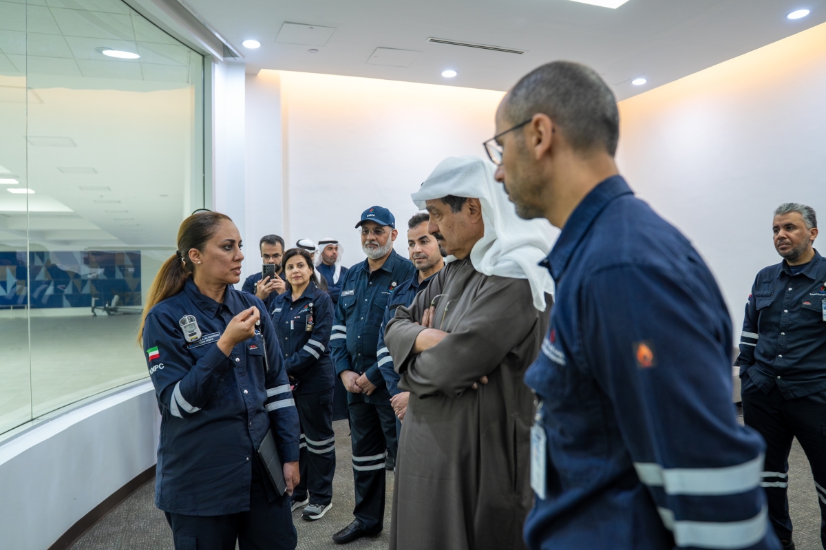 رئيس الوزراء يستمع إلى شرح من وضحة الخطيب 