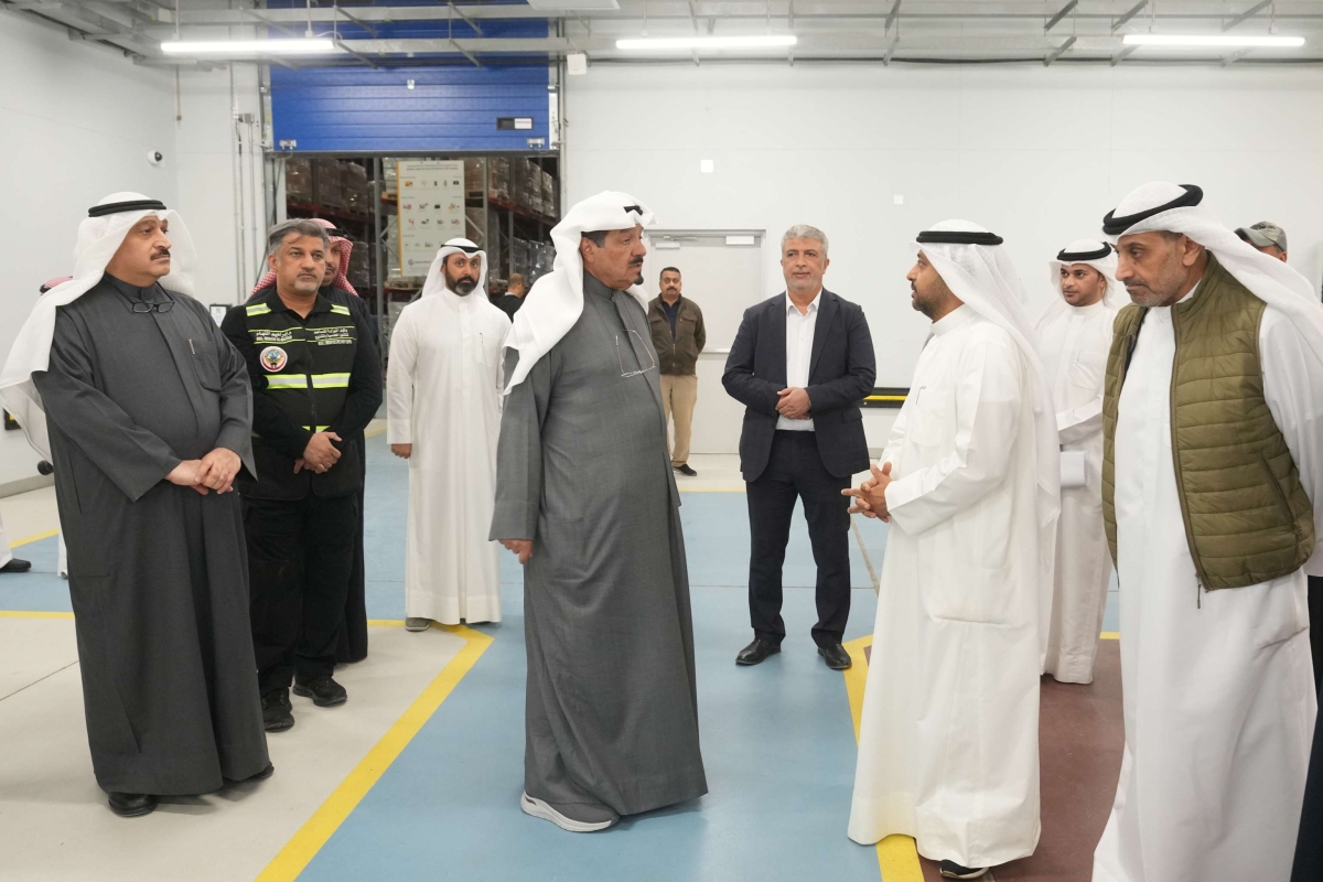 العبدالله خلال الجولة في مستودع الأدوية والمستلزمات الطبية