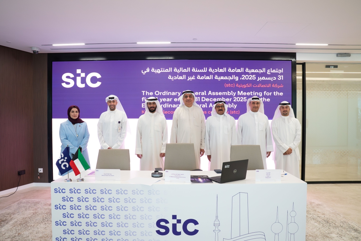 رئيس مجلس الإداراة الدكتور محمود عبدالرحمن متوسطا الإدارة التنفيذية في الشركة