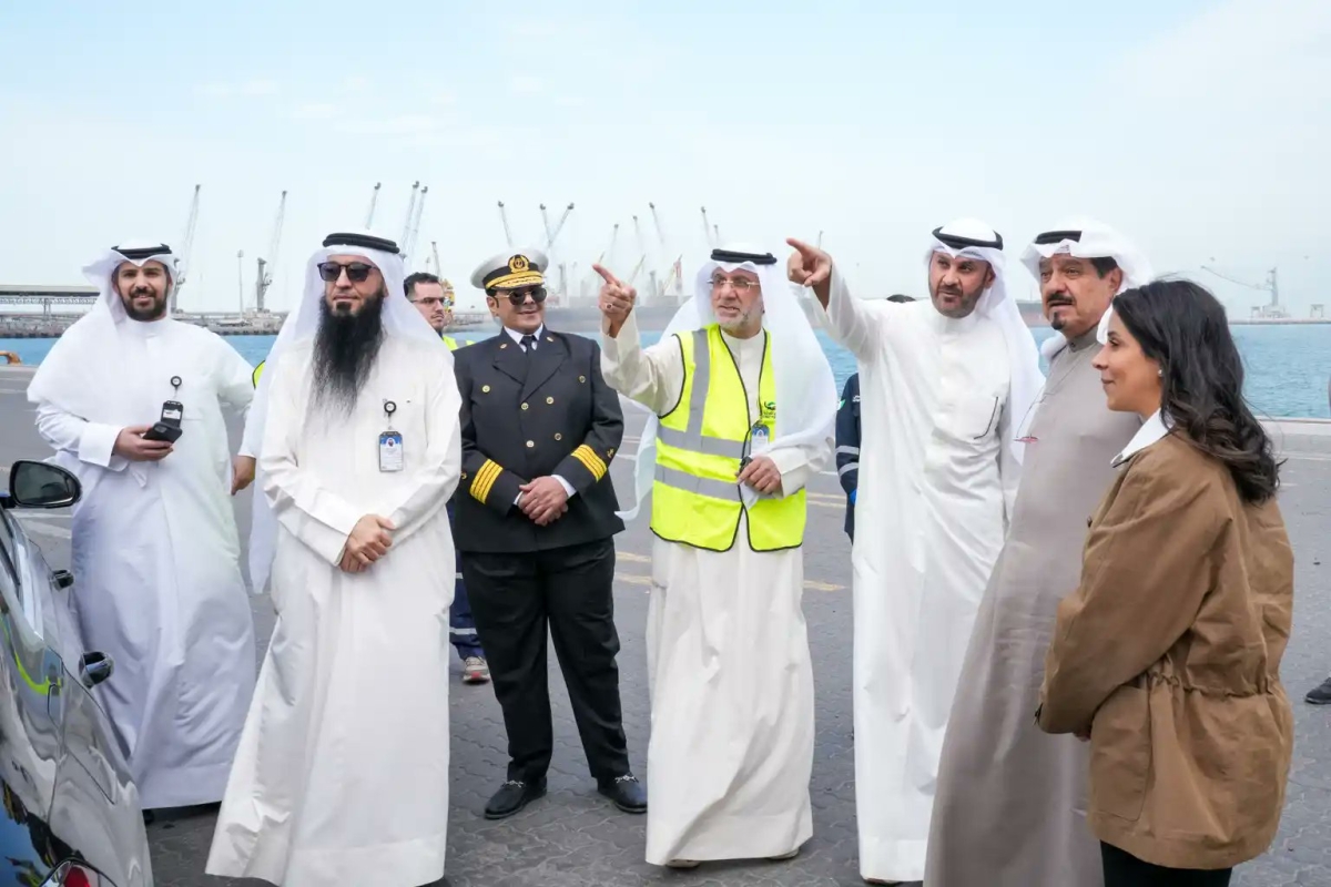 رئيس الوزراء يستمع إلى شرح خلال الجولة بميناء الشعيبة