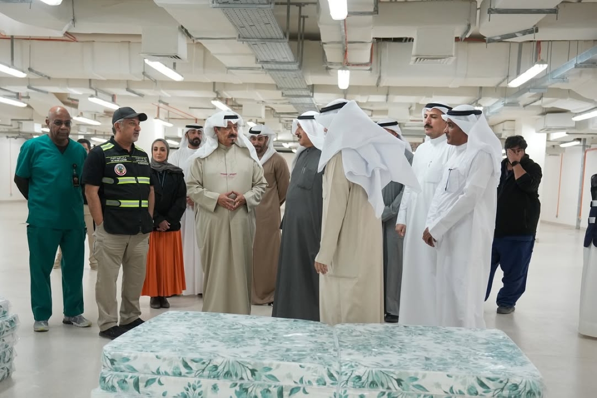 سمو رئيس مجلس الوزراء خلال الجولة في ملجأ الطوارئ