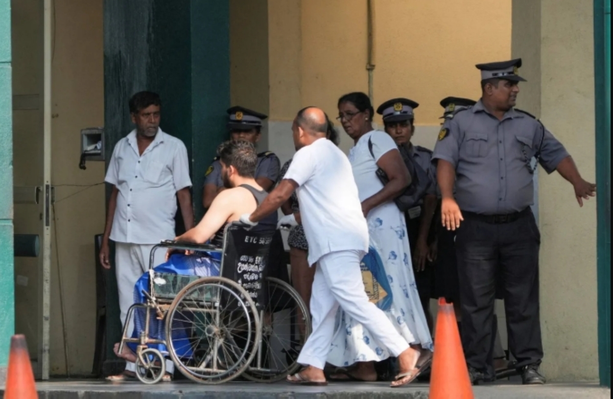 أحد المصابين من استهداف الفرقاطة (رويترز)