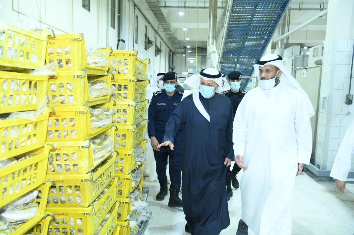 المُحافظ خلال جولته بشركة المطاحن