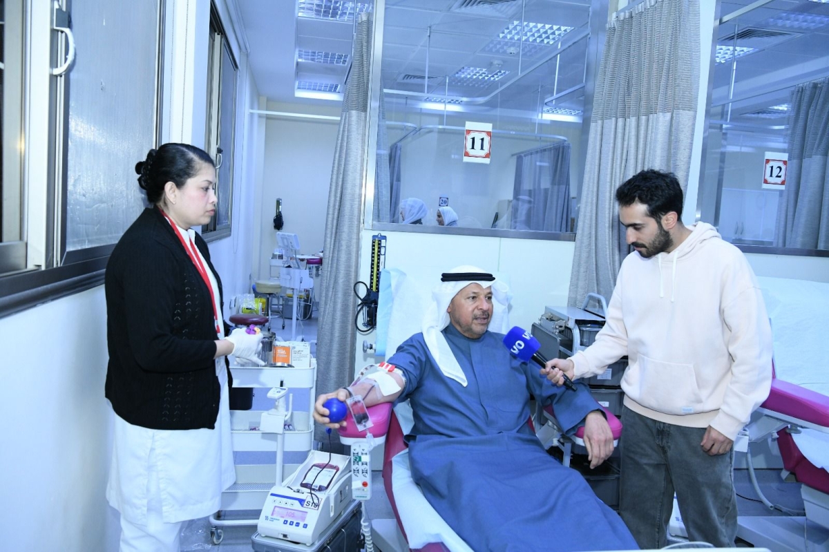 المُحافظ خلال تبرّعه بالدم
