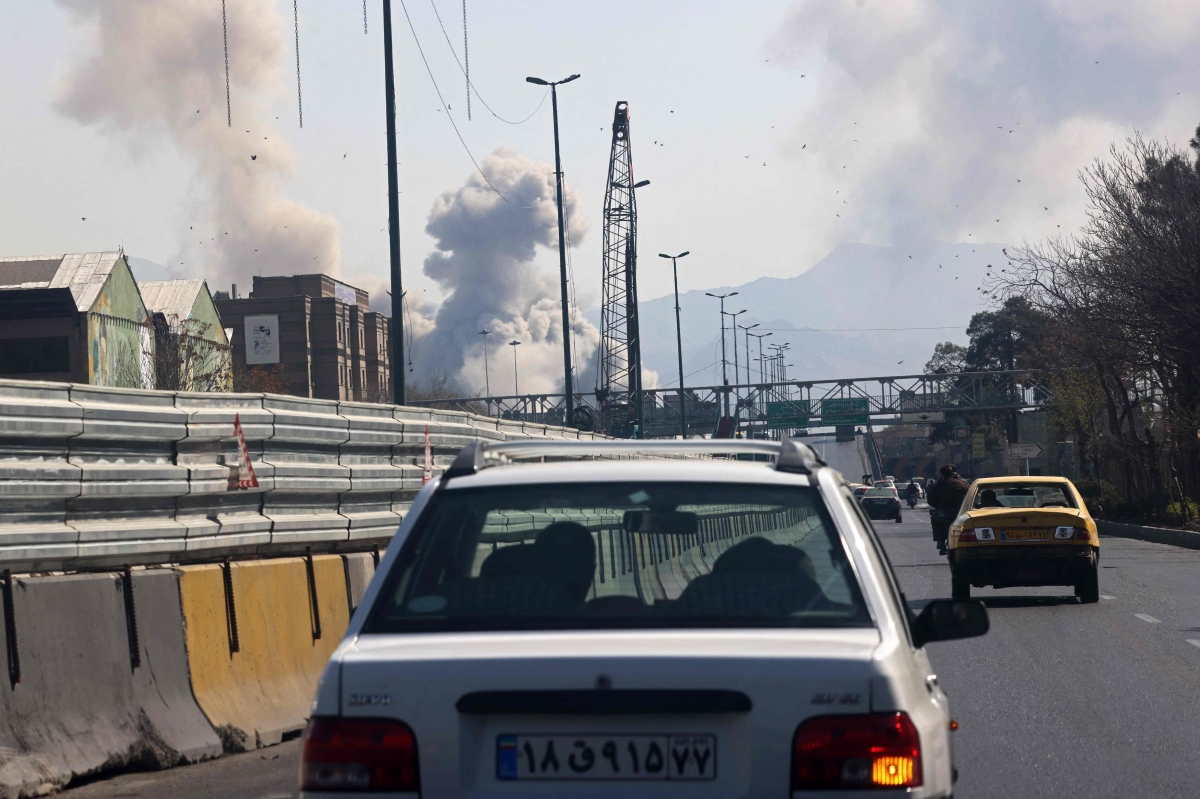 دخان غارات جديدة للضربات الأميركية - الإسرائيلية على طهران (أ ف ب)