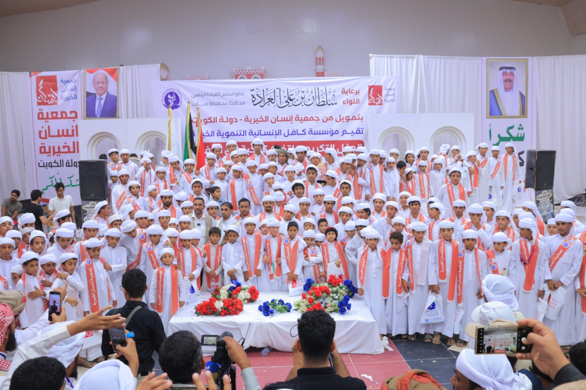 الحفظة المكرمون في لقطة جماعية 