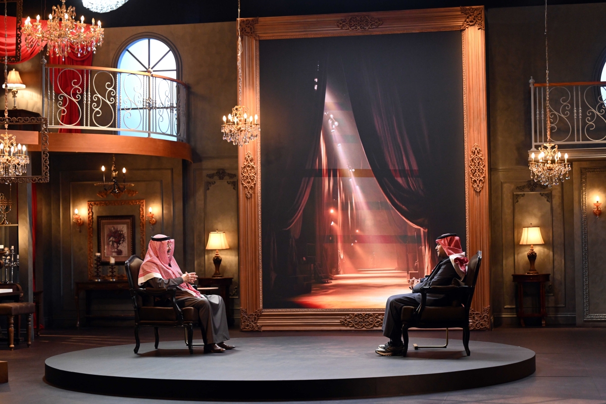 يوسف الجاسم مع الزميل علي العلياني في «مسرح الحياة»