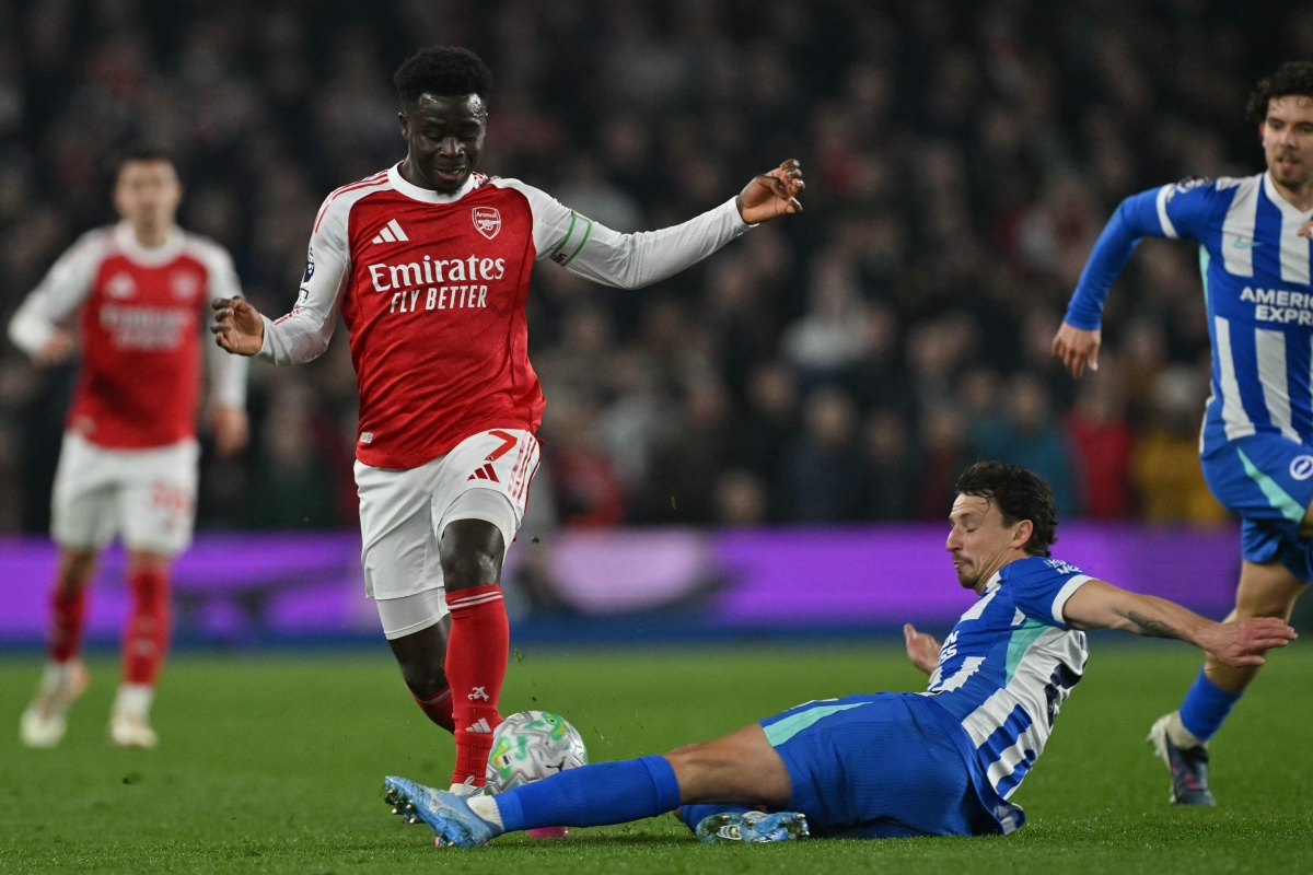 بوكايو ساكا خلال المباراة أمام برايتون (أ ف ب)